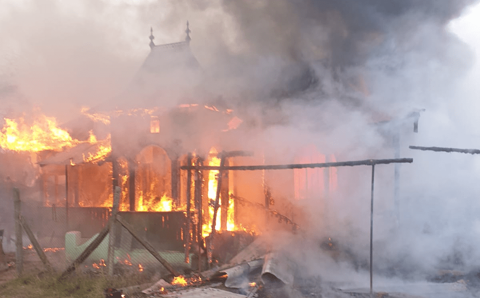 Un bătrân de 83 de ani a murit carbonizat, după ce casa i-a luat foc. Înăuntru se mai aflau două persoane