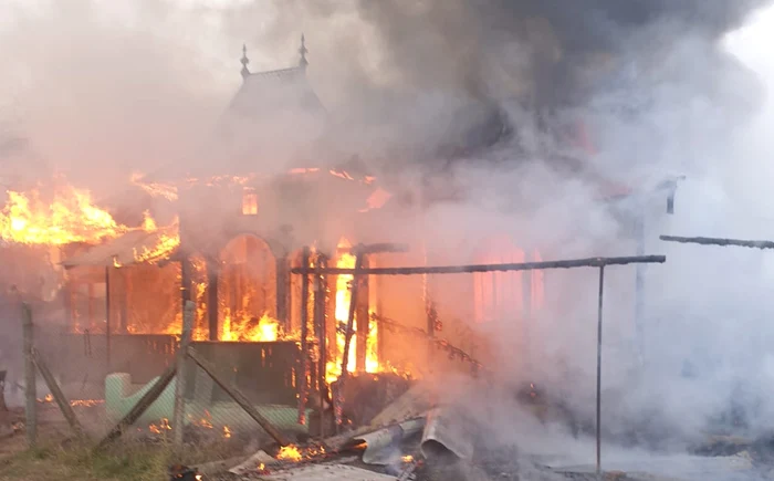 Incendiul a mistuit casa. FOTO ISU Argeș