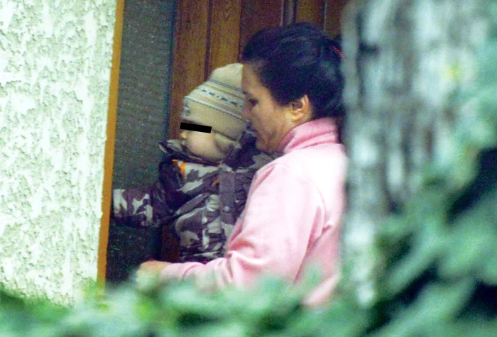 Claudia Pavel (30 de ani) şi fiul ei Noah (un an şi 11 luni)FOto: CAPS