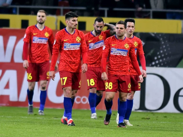 Fotbaliștii de la FCSB părăsesc cu capul plecat terenulFOTO: Sportpictures.eu