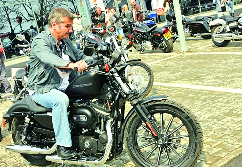 Dan Bittman a pus ochii pe un Harley Davidson şi nu-i de mirare că toate femeile îl regretă. În pat el este un tip tandru.