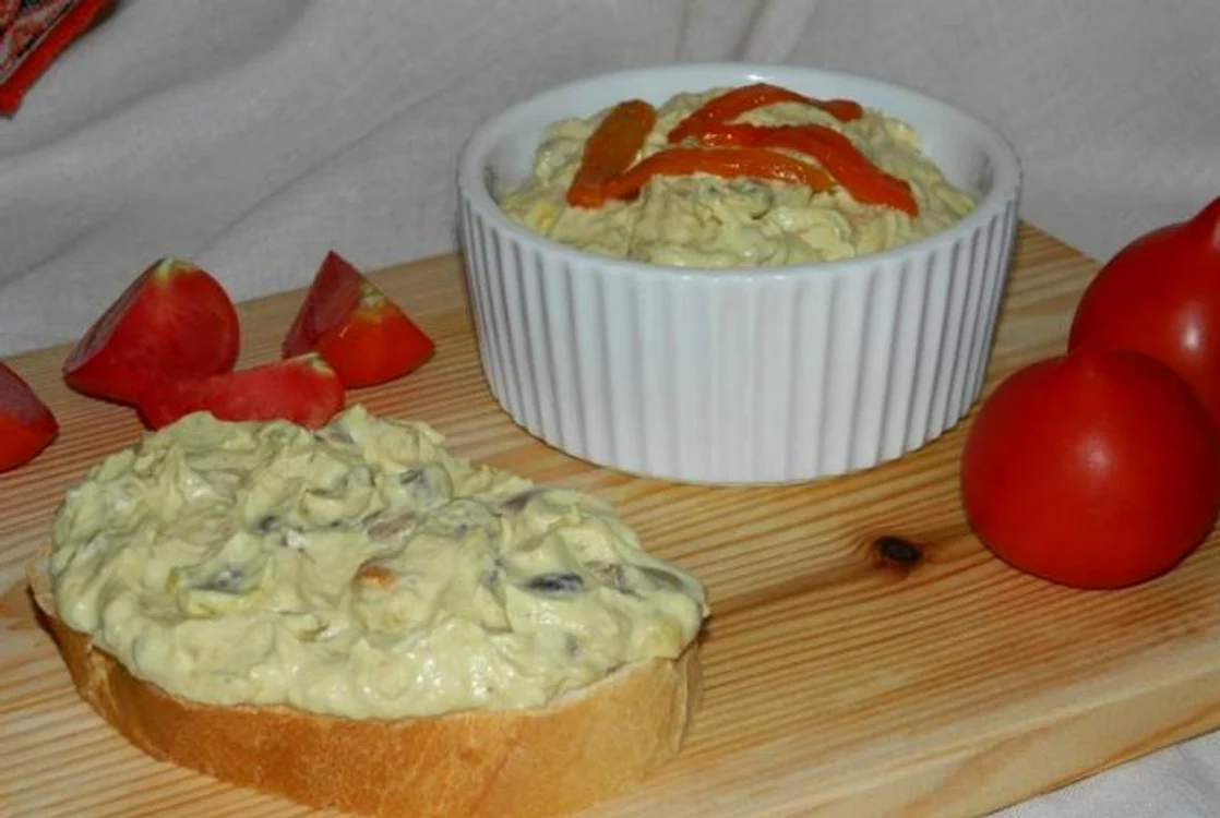 Salată de vinete cu ardei şi ciuperci jpeg