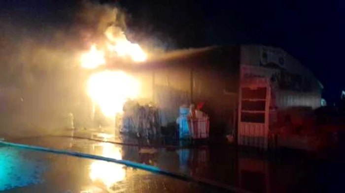 Incendiu de proporții la un depozit de materiale de construcții din Adjud FOTO: ISU Vrancea