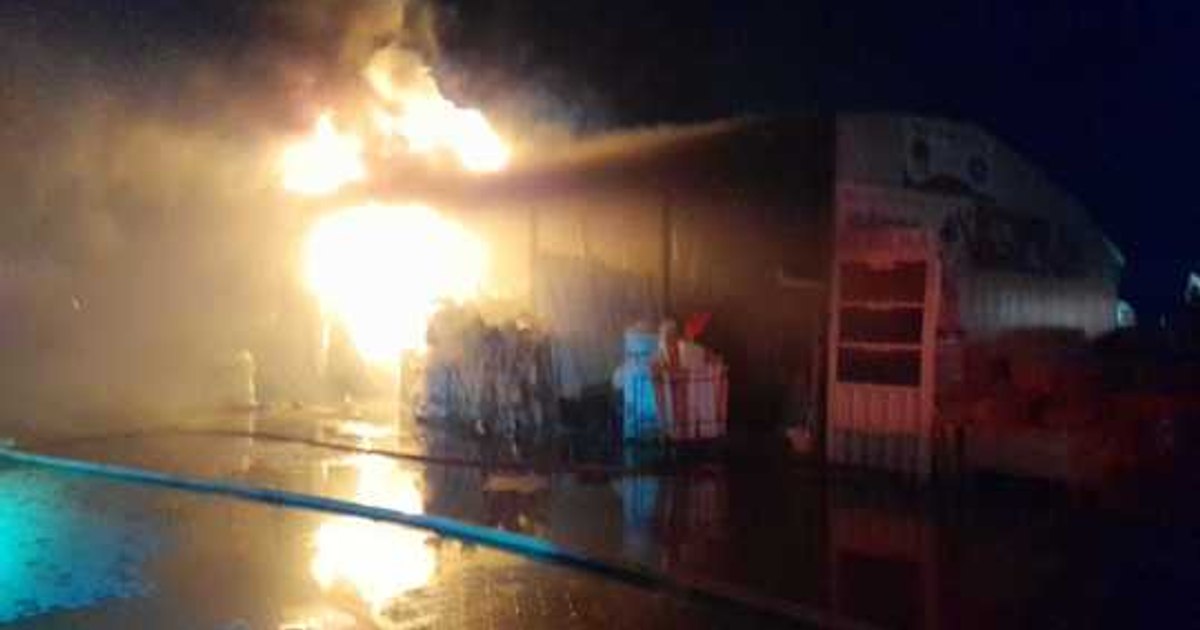 Incendiu major la un depozit de construcții din Adjud: Intervenție amplificată