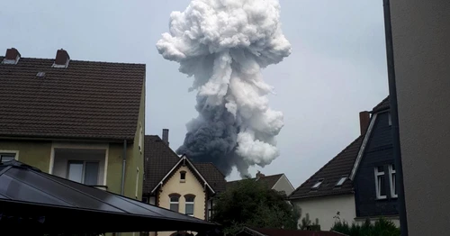 Un mort, răniţi şi patru persoane date dispărute în urma exploziei urmate de un incendiu la Leverkusen Foto: Twitter