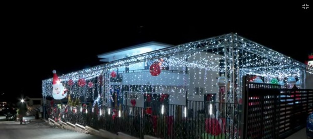 O casă din Cluj, decorată de sărbători sub formă de OZN. Cât plătește proprietarul factura la curent
