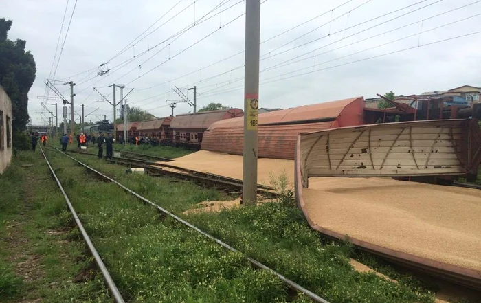 
    Cerealele s-au răspândit pe calea feratăFoto: "Adevărul"  