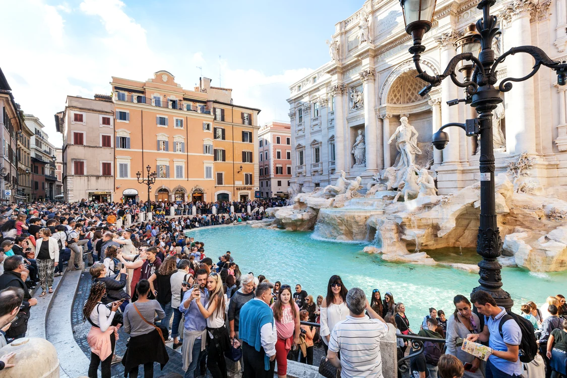 Mulțimea de turiști de la Fontana di Trevi din Roma Foto Shutterstock