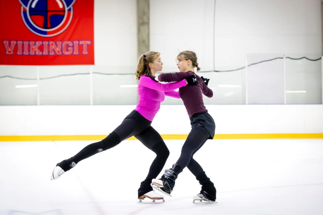 Emma Aalto și Millie Colling participă împreună în competițiile din Finlanda Foto/kirkkojakauunki.fi
