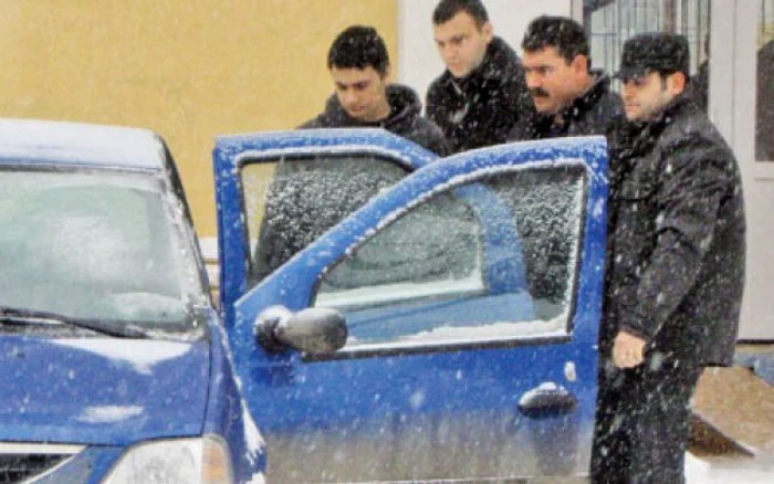 Ionuţ Savin (stânga)  la expertiza psihiatrică