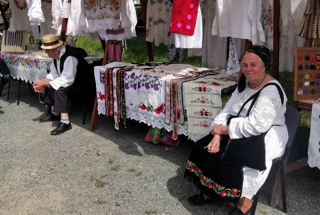 Livia Şovre, meşter popular care îmbracă 1doamnele de la oraş”   Foto: Angela Sabău
