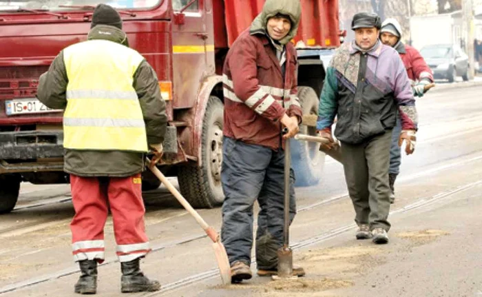 Muncitorii vor astupa zilnic aceleaşi gropi