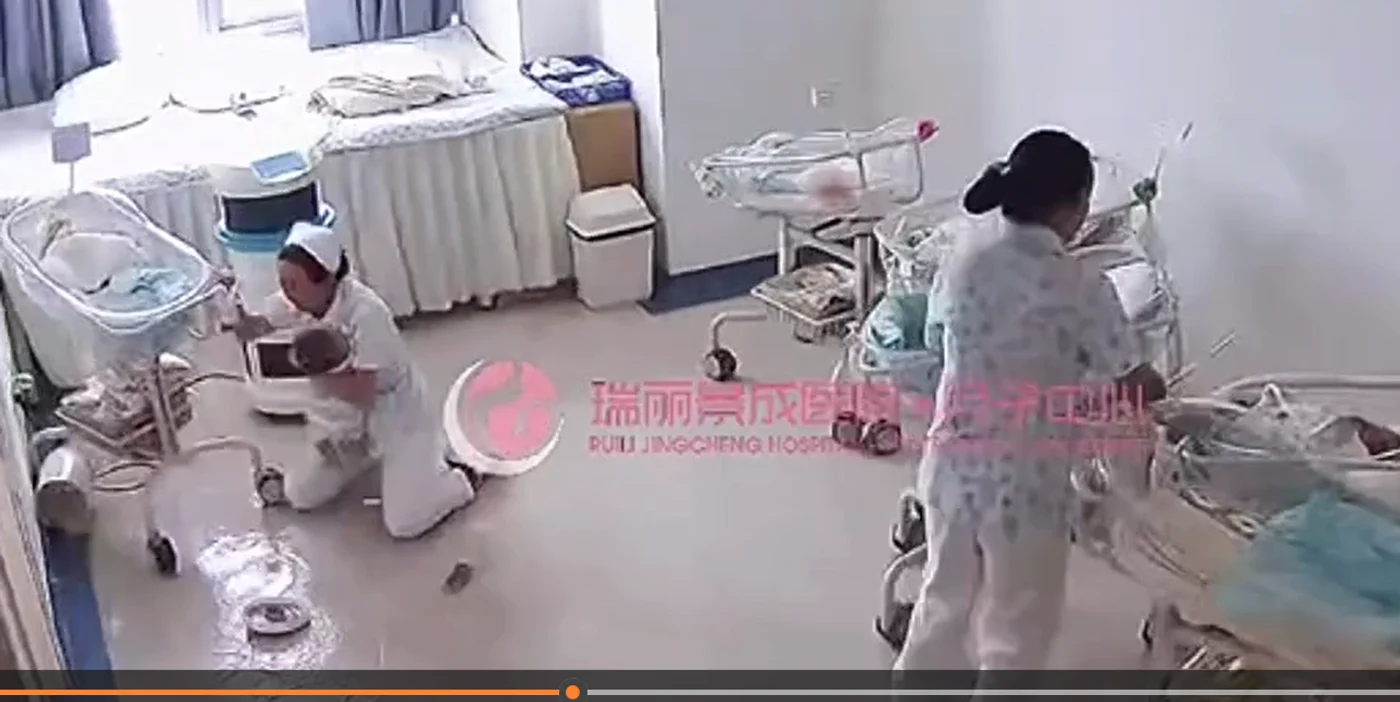 Asistente în timp ce salvează nou născuții dintr-o maternitate FOTO: captura video