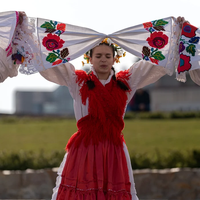 Fetele îşi dăruiau "felegi", adică ştergare ţesute chiar de ele Foto: Ansamblul Codrenii Bihorului