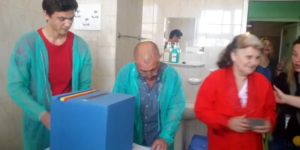 Urna mobilă la spitalul de urgenţe din Galaţi  FOTO Oana Cernat