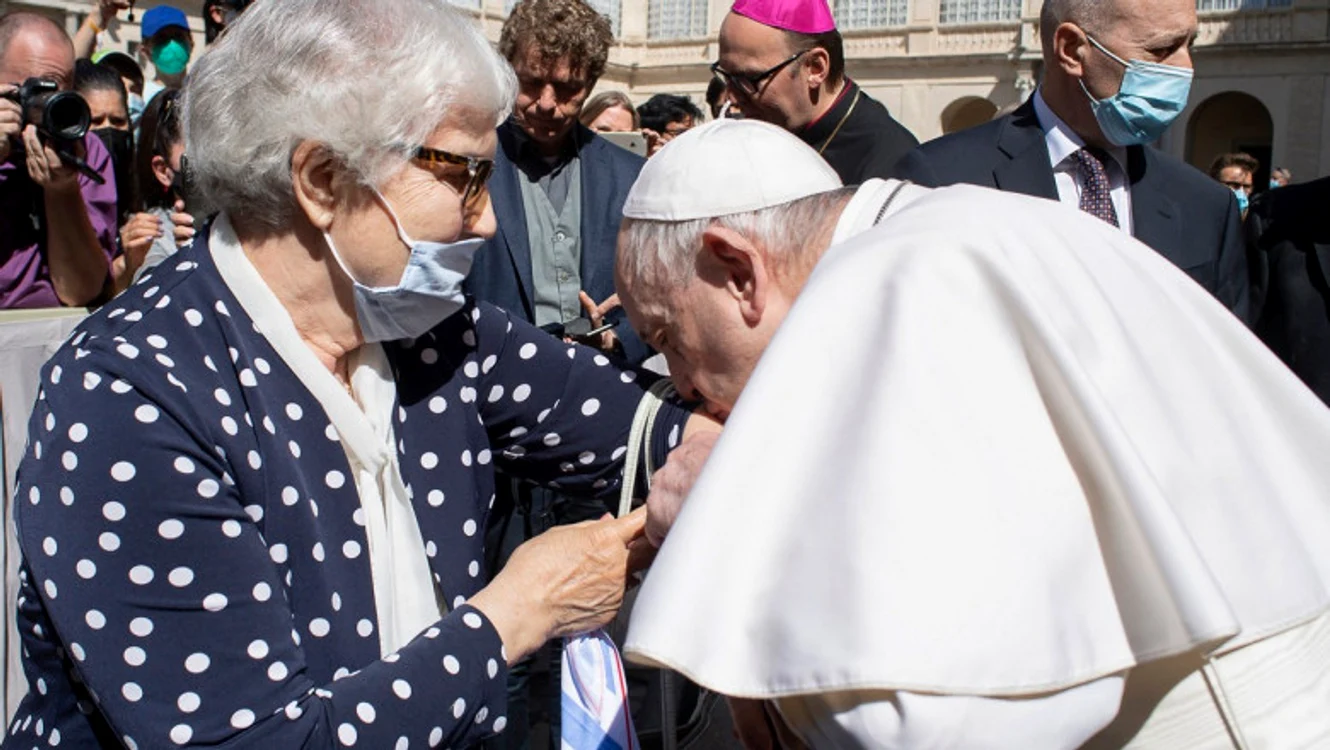 
    Papa Francisc a sărutat brațul unei supraviețuitoare a HolocaustuluiFoto: Profimedia  