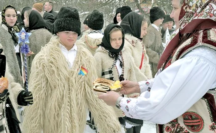 Tradiţia spune că în această perioadă începe şi colindatul pe la casele oamenilorFOTO: Click!