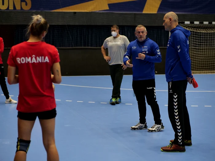 Bogdan Burcea, alături de secundul Robert Licu, la unul dintre antrenamentele de dinaintea plecării în Danemarca