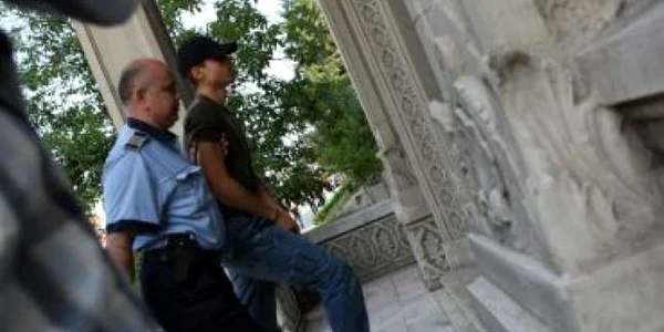 Craiova: Fiul poliţistului Dinu nu mai suportă închisoarea
