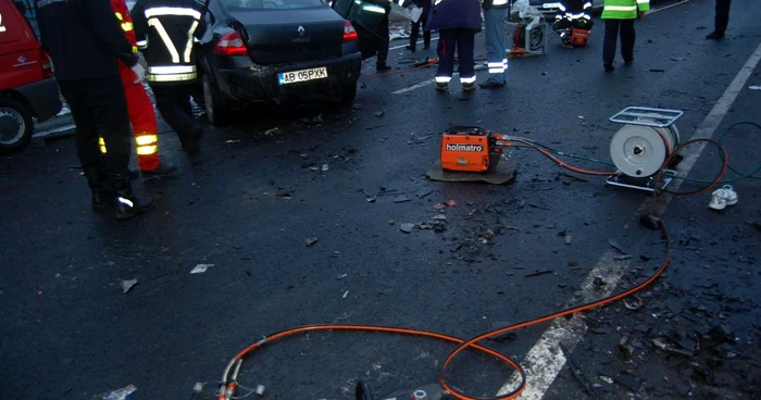 Şoferul din Renault Megane a depăşit neregulamentar provocând un accident în lanţ