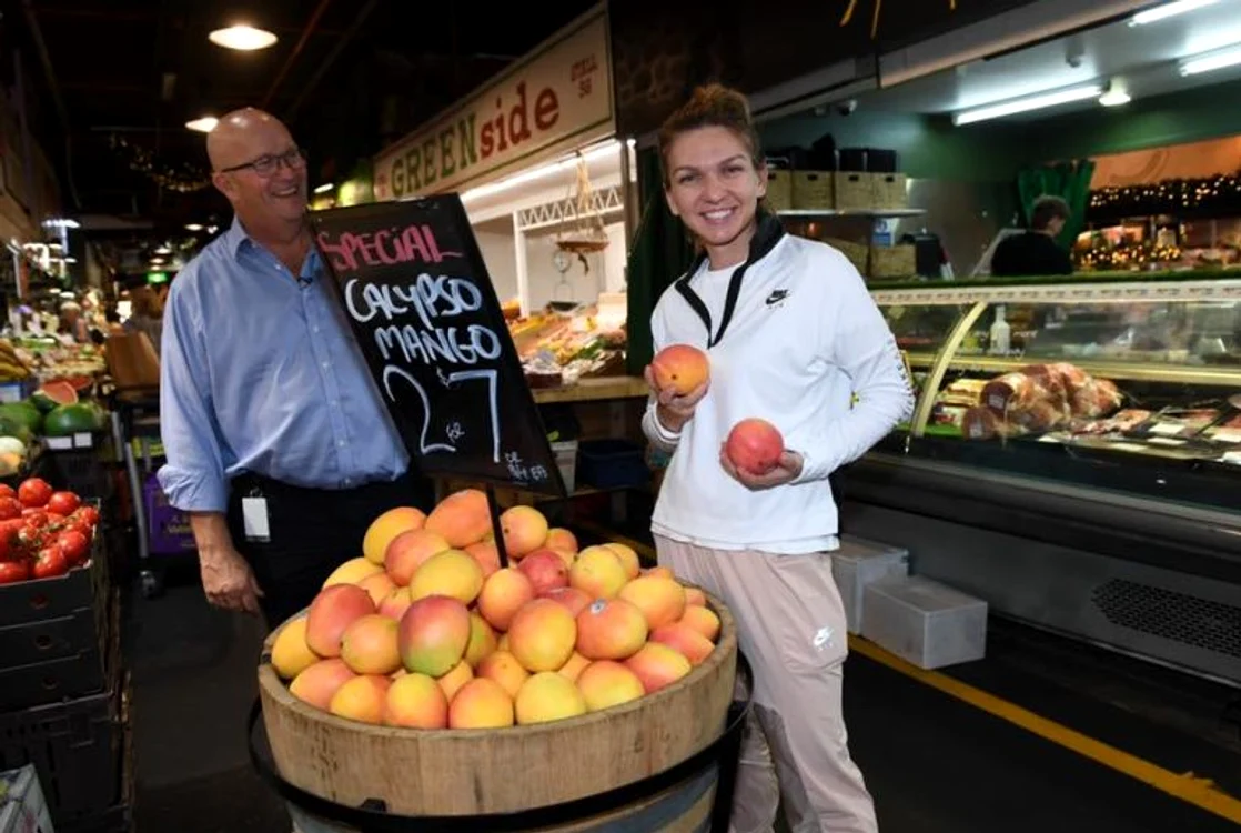 
    Simona Halep a fost încântată de standul cu mango din piața centrală din AdelaideFoto: Facebook  