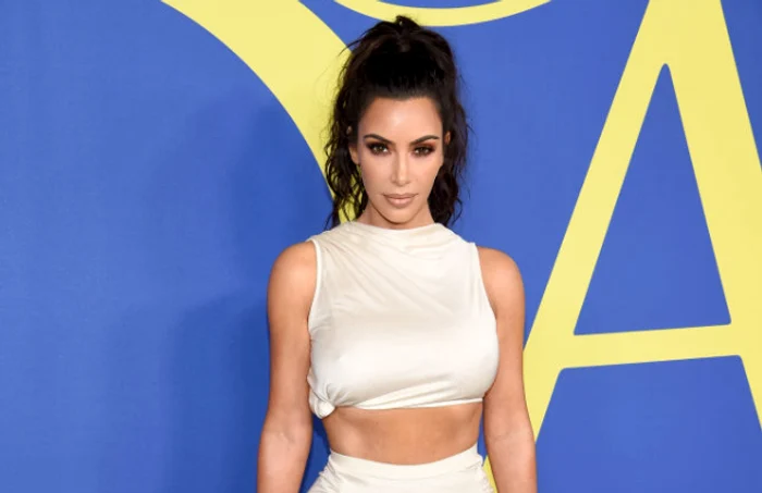 Kim, în cearșaf pe covorul roșuFoto: Getty