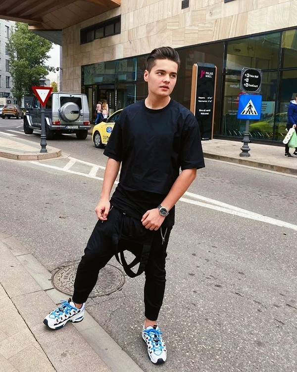 Andrei Şelaru (19 ani), alias Selly, apare în filmul „5 GANG: Un altfel de Crăciun”.