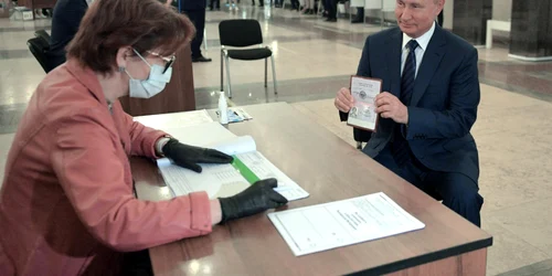 Vladimir Putin votand la referendumul privind Constitutia Rusiei FOTO EPA-EFE
