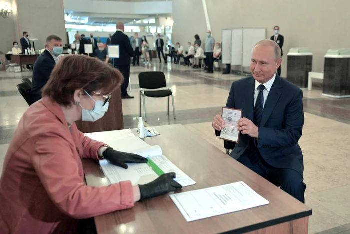 Vladimir Putin votând pentru modificarea Constituţiei Rusiei FOTO EPA-EFE