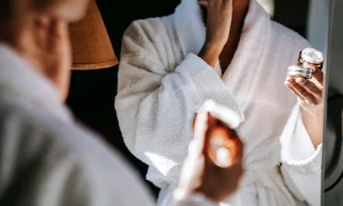 1 femeie care se da cu crema jpg jpeg