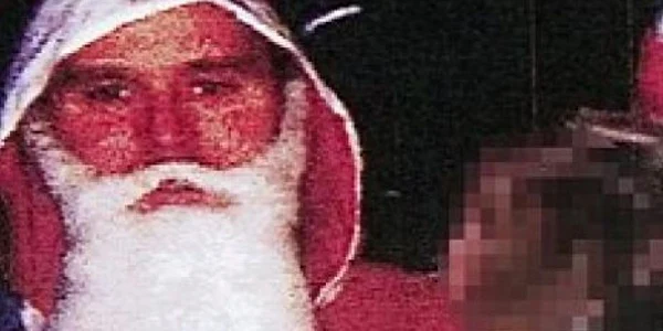 Preotul Wilfred Baldwin, costumat în Moş Crăciun