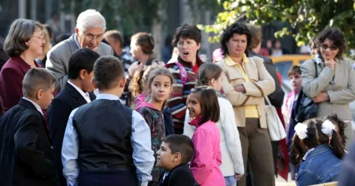 Elevii au intonat în această dimineaţă imnul naţional