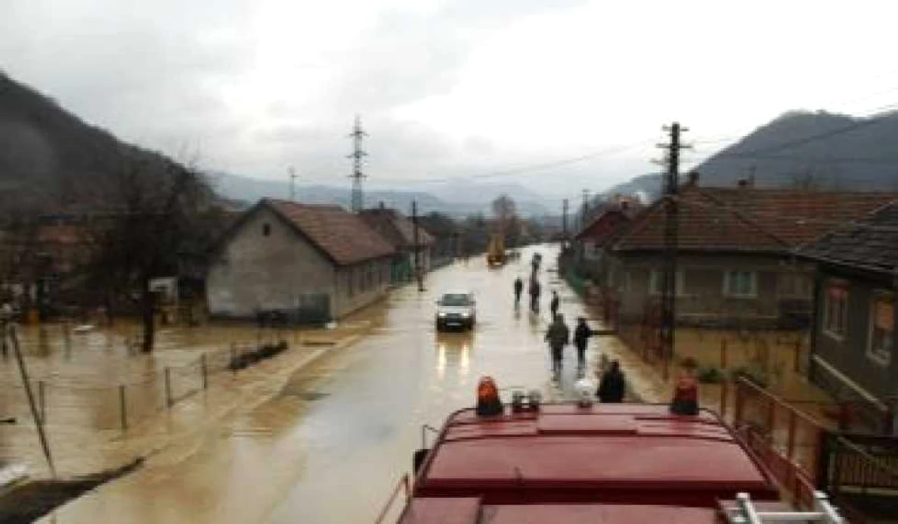 Inundaţiile din ultimele zile au afectat şapte comune din judeţul Hunedoara