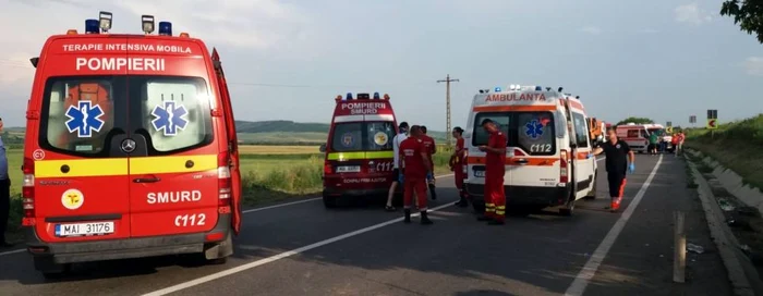 Un copil şi două femei, dintre care una găsită încarcerată, au fost transportate la spital