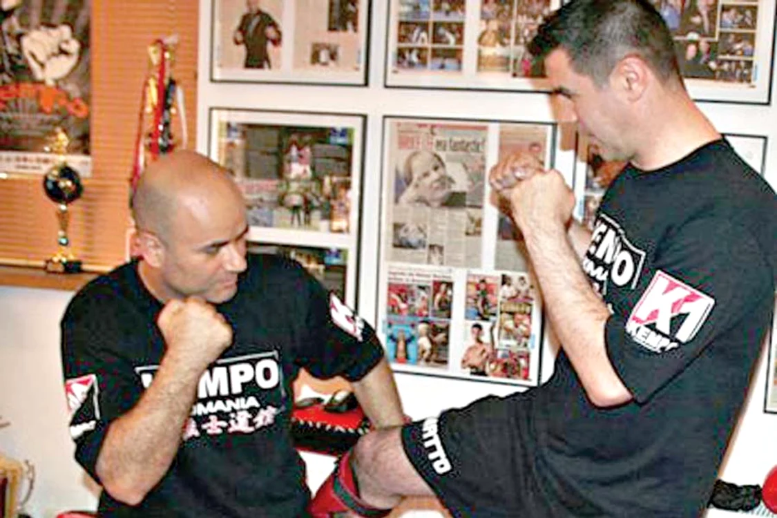 Claudette se menţine în formă  făcând antrenamente de kempo
