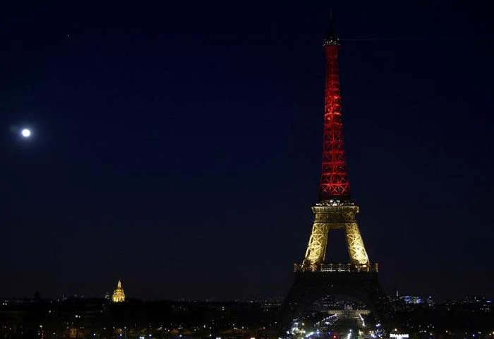 
    Turnul Eiffel a fost iluminat marţi seară în culorile Belgiei foto: AFP   