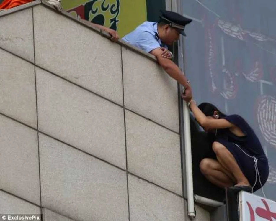 tentativa sinucidere china sursa the daily mail