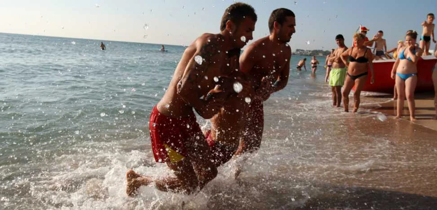 Salvamarii de la Marea Neagră se confruntă zilnic cu înotători teribilişti şi recalcitranţi FOTO Adevărul