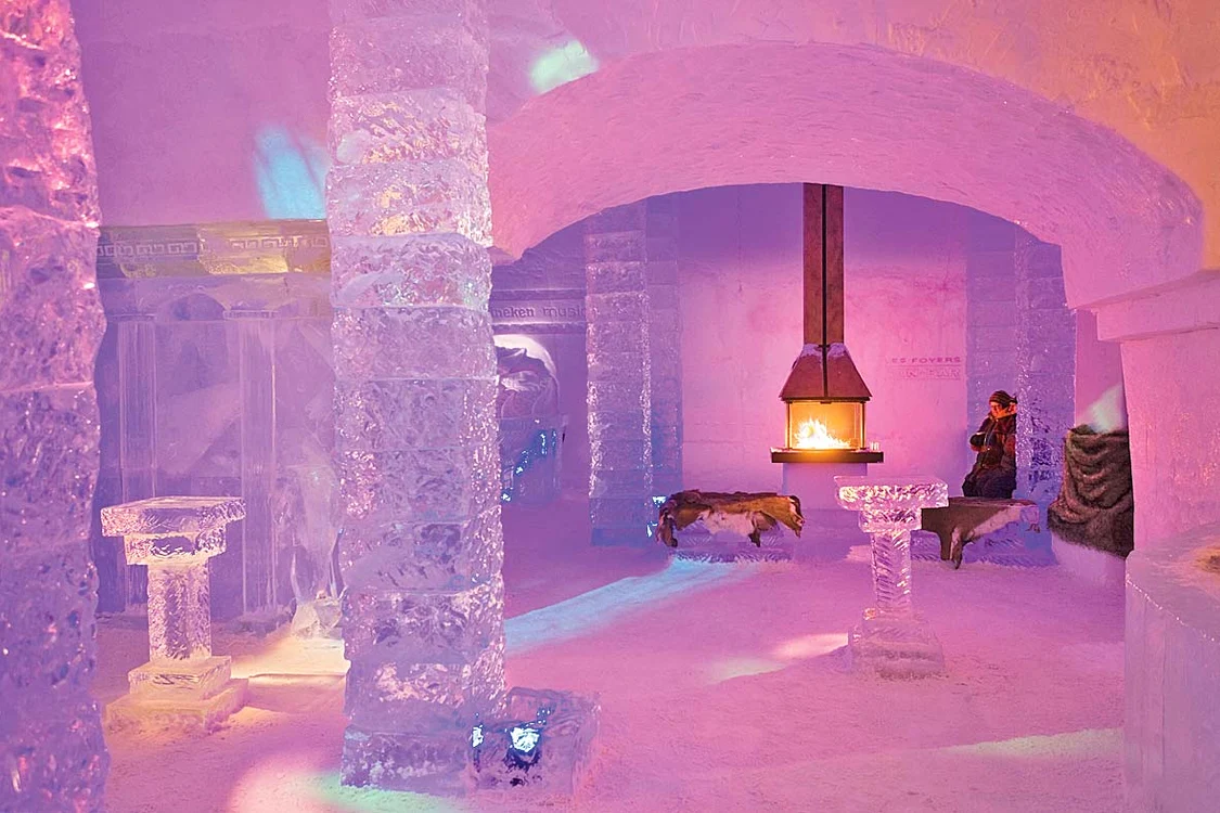 Saint Gabriel de Valcartier, Quebec, Canada. Singurul hotel de gheaţă din America de Nord îşi deschide oficial porţile la 2 ianuarie 2020, dar rezervările sunt făcute până în februarie. Hotelul e deschis între 10.00 şi 0.00 şi include un bar