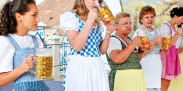 Oktoberfest cu bere şi fete frumoase