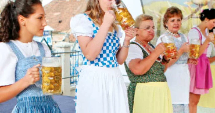 Oktoberfest cu bere şi fete frumoase