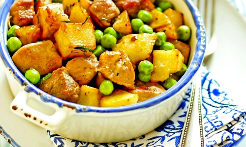 mancare de cartofi cu carne de porc shutterstock 78648448 jpeg