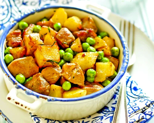 mancare de cartofi cu carne de porc shutterstock 78648448 jpeg