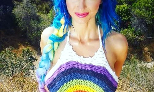 Andreea Bălan, fără sutien și cu părul curcubeu jpeg