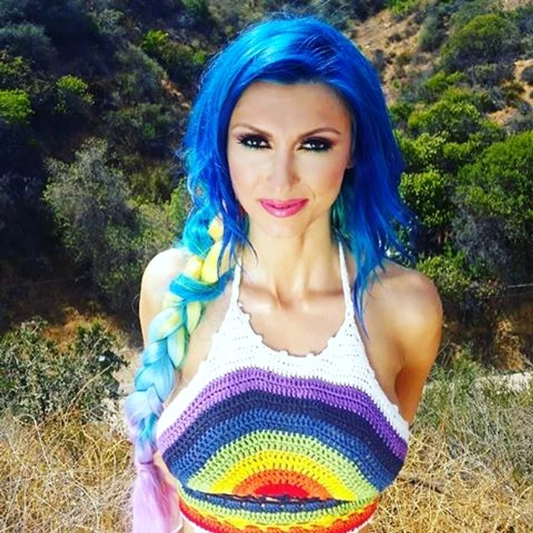 Andreea Bălan, fără sutien și cu părul curcubeu