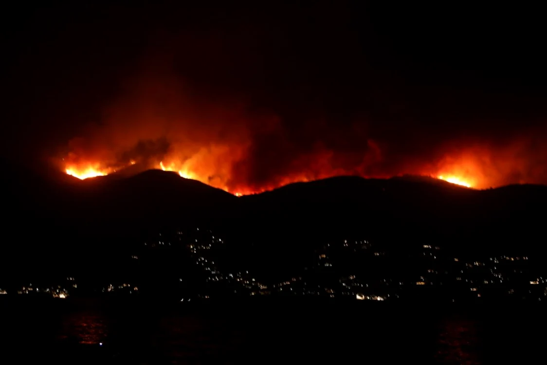 Incendii masive de vegetație au cuprins mai multe insule din Grecia FOTO EPA-EFE