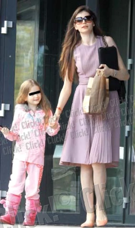 Moni a fost ieri cu Irinuca la plimbare, la piscină şi la restaurant (Fotografii: Lexar)