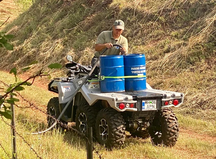 Apa transportată cu ATV-urile FOTO: Romsilva