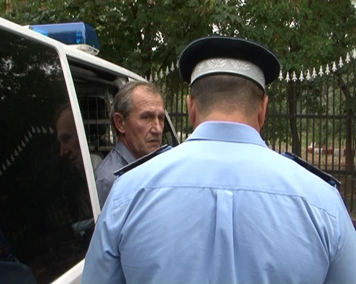 Bărbatul de 51 de ani a fost dus de poliţiştii locali la secţie