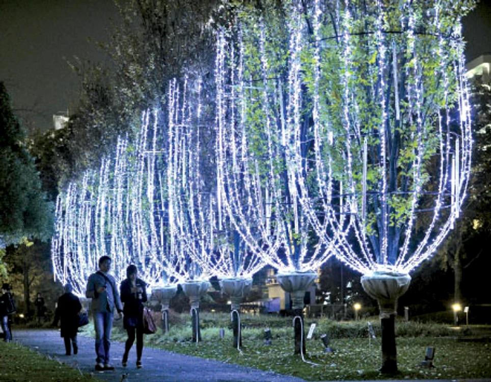 Copacii din Tokyo (Japonia), decoraţi sub forma unor cupe de şampanie 
